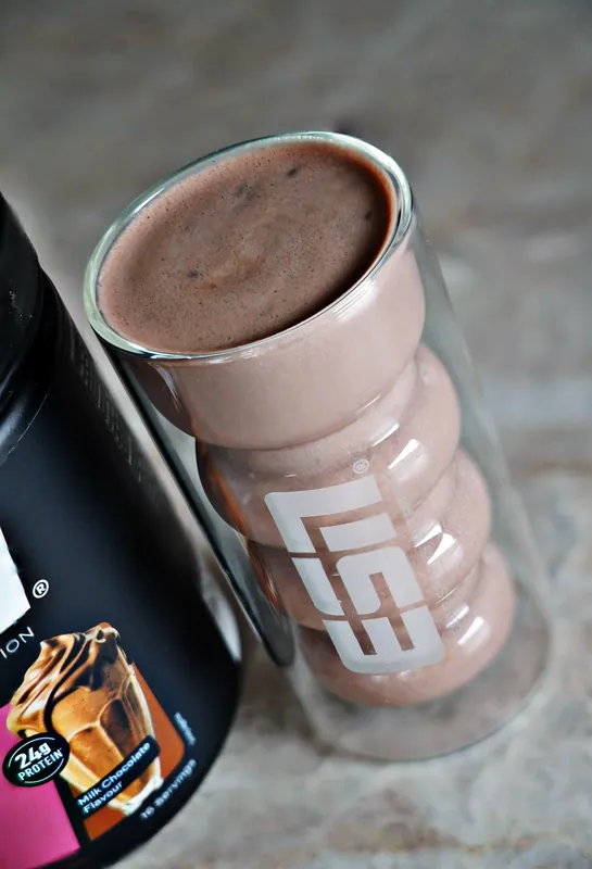 ESN Designer Protein Extra Creamy – Milk Chocolate, als shake in een glas