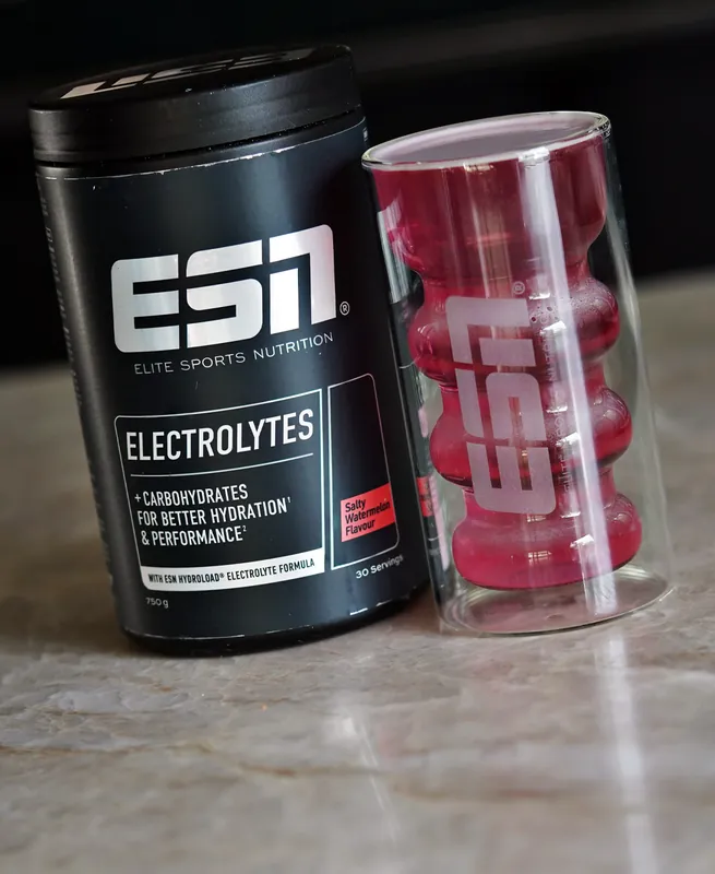 ESN HydroLoad Electrolytes – Salty Watermelon, met een glas
