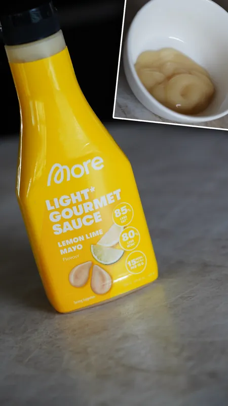 More Light Gourmet Sauce & Salad Dressing – Lemon Lime Mayo, met een schaaltje