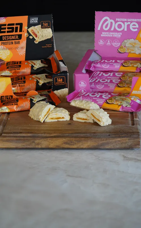 More Protein Satisbites – White Chocolate Maracuja Cream, naast elkaar, doorgesneden