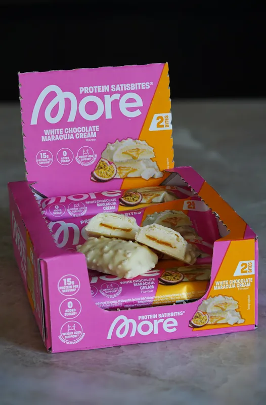 More Protein Satisbites – White Chocolate Maracuja Cream, doorgesneden