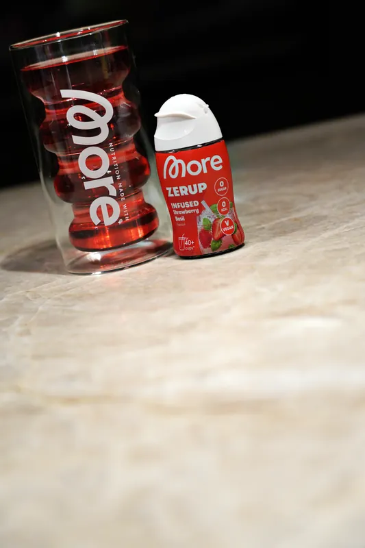 More Zerup – Infused Strawberry Basil, met een glas