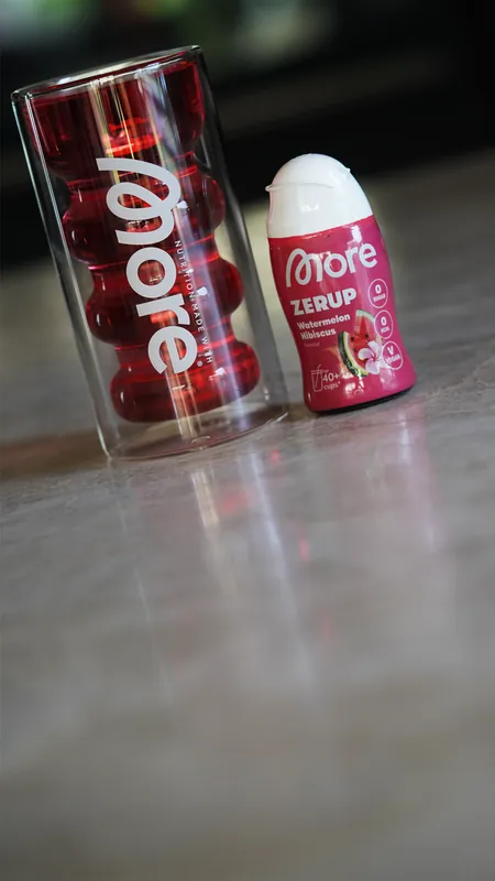 More Zerup – Watermelon Hibiscus, met een glas